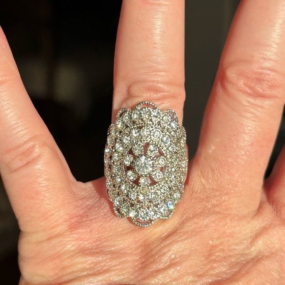Elegant silver crystal ring. Delicate filigree & inlaid crystals. Sz. 8. - Picture 9 of 9